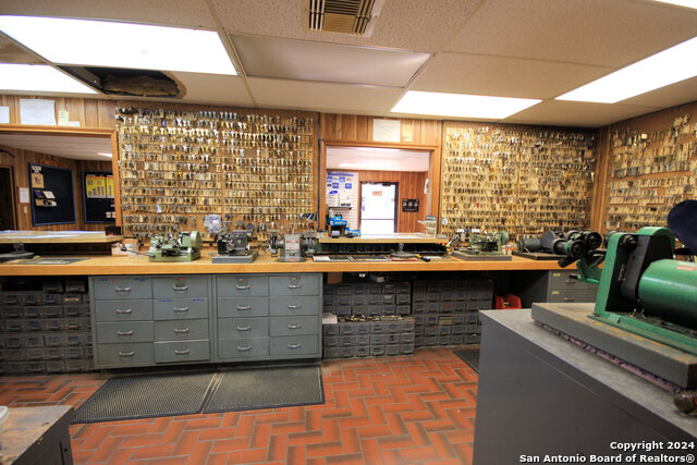 Listing photo id 13 for 3723 West Ave