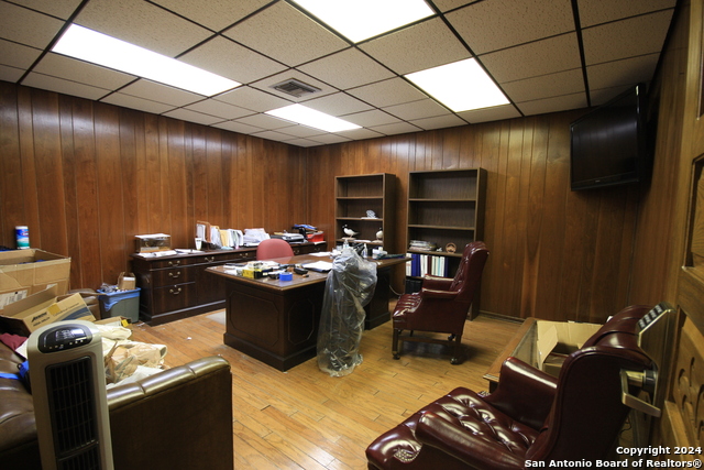 Listing photo id 16 for 3723 West Ave