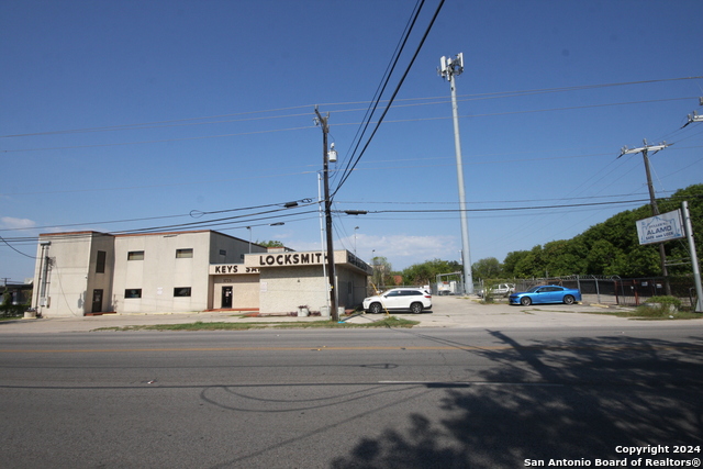 Listing photo id 0 for 3723 West Ave