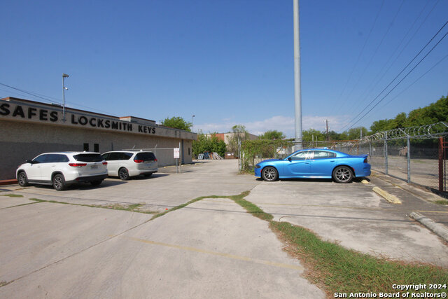 Listing photo id 1 for 3723 West Ave