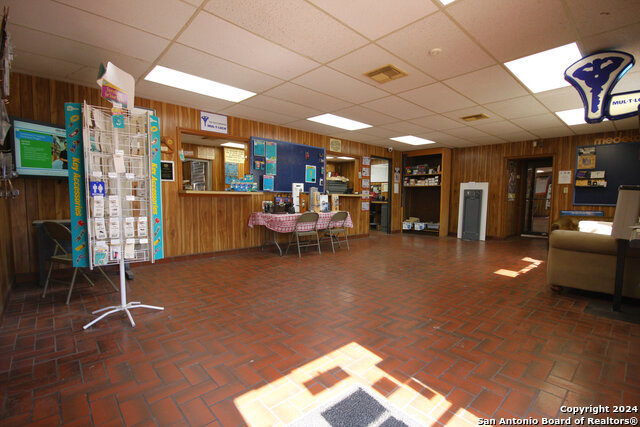 Listing photo id 5 for 3723 West Ave