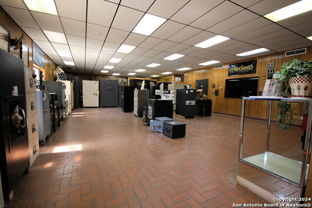 Listing photo id 7 for 3723 West Ave