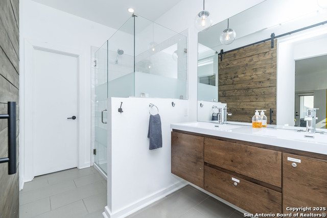 Listing photo id 11 for 306 Mesquite St S