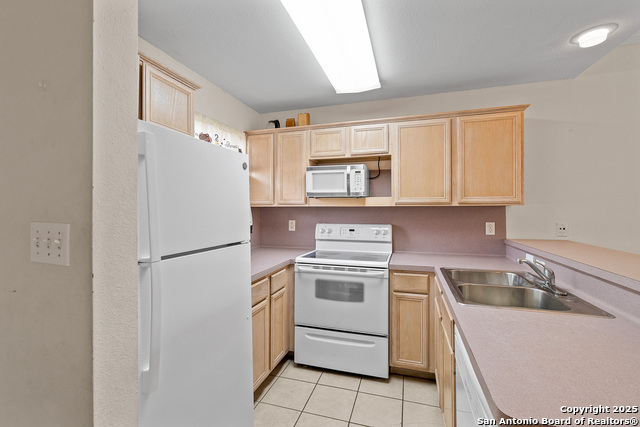 Image 7 of 20 For 129 Lantana St E 3