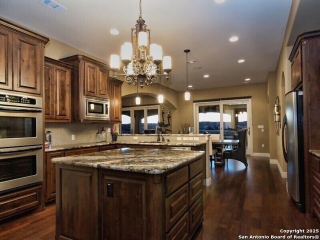 Listing photo id 9 for 21913 Mockingbird Street