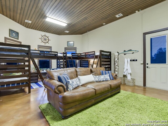 Listing photo id 24 for 21913 Mockingbird Street