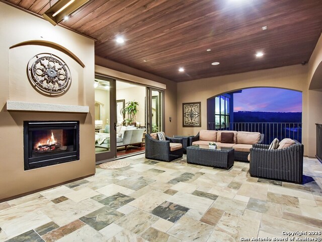 Listing photo id 28 for 21913 Mockingbird Street