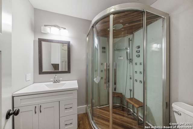 Listing photo id 8 for 224 Queen Anne Ct 2