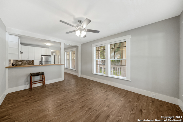 Listing photo id 3 for 224 Queen Anne Ct 2