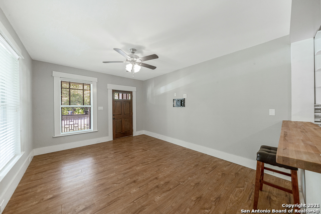 Listing photo id 4 for 224 Queen Anne Ct 2