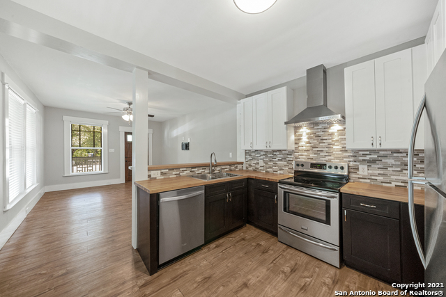 Listing photo id 5 for 224 Queen Anne Ct 2
