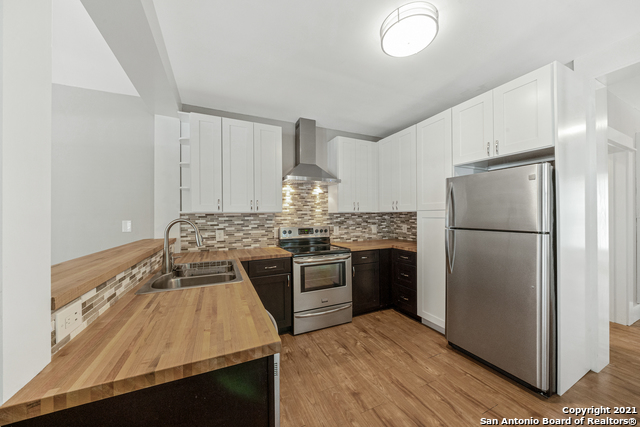 Listing photo id 6 for 224 Queen Anne Ct 2