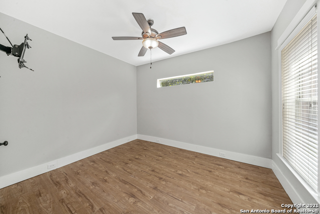 Listing photo id 7 for 224 Queen Anne Ct 2