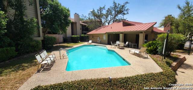 Listing photo id 7 for 1202 Thorpe Ln  408d