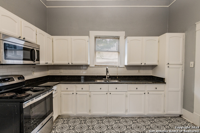 Image 11 of 24 For 429 Carson St E 03