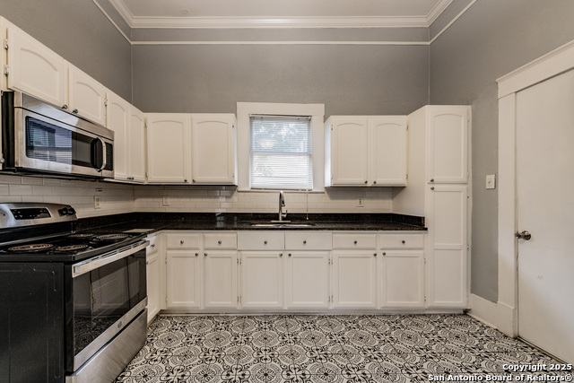 Image 12 of 24 For 429 Carson St E 03