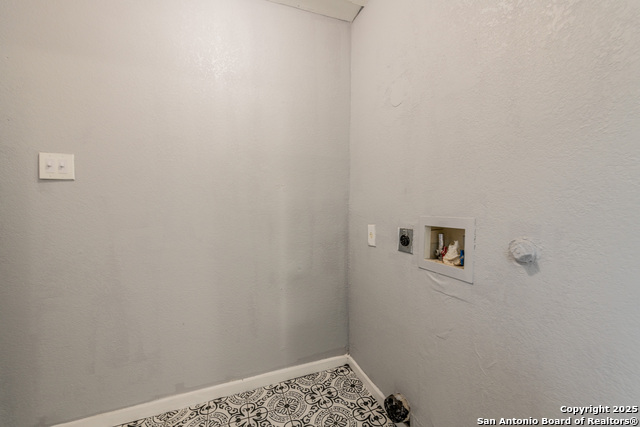 Image 14 of 24 For 429 Carson St E 03
