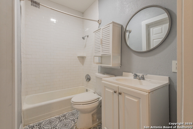 Image 20 of 24 For 429 Carson St E 03