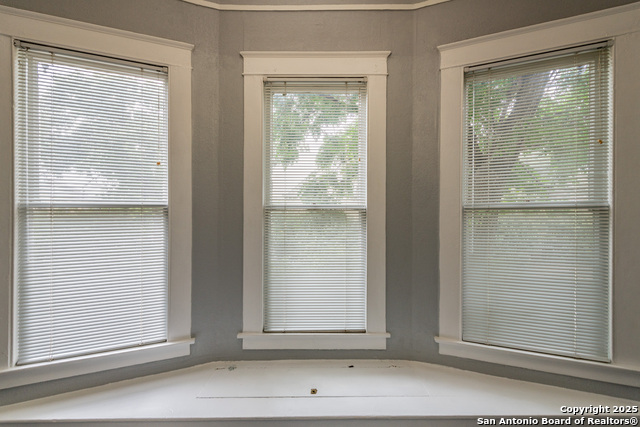 Image 9 of 24 For 429 Carson St E 03