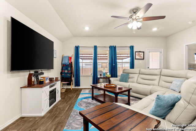 Listing photo id 5 for 848 Pronghorn Trail