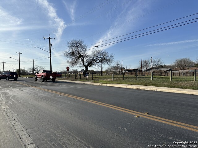 Listing photo id 22 for 3998 Pleasanton