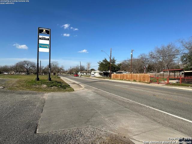 Listing photo id 12 for 4147 Pleasanton Rd