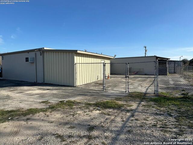 Listing photo id 14 for 4147 Pleasanton Rd