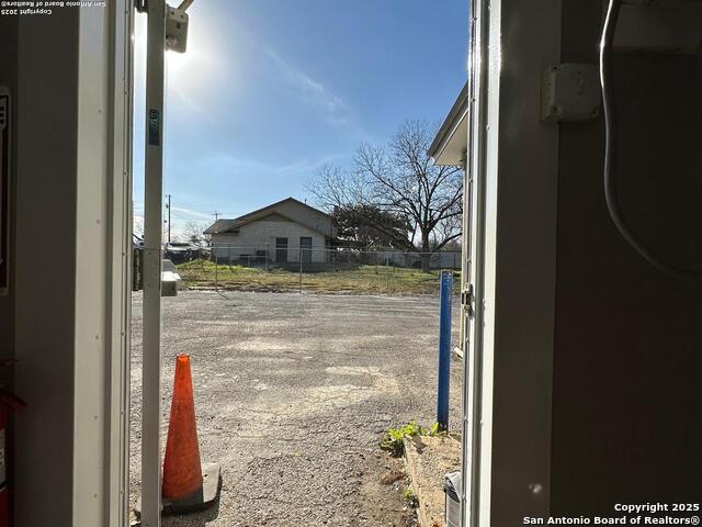 Listing photo id 6 for 4147 Pleasanton Rd