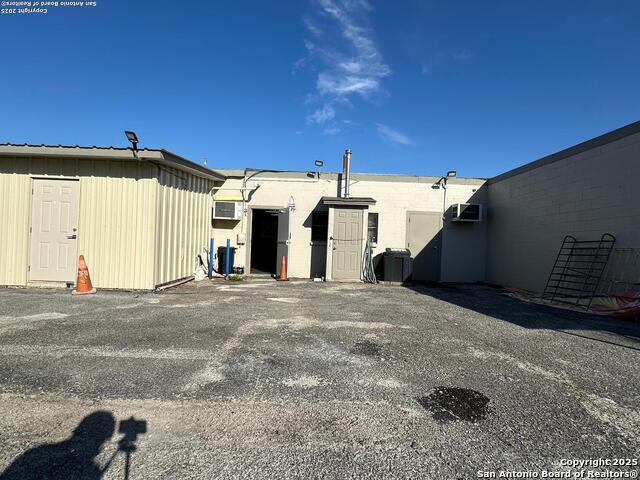 Listing photo id 7 for 4147 Pleasanton Rd