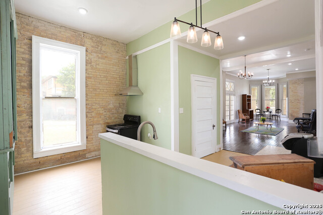 Image 12 of 44 For 339 Woodlawn Avenue W