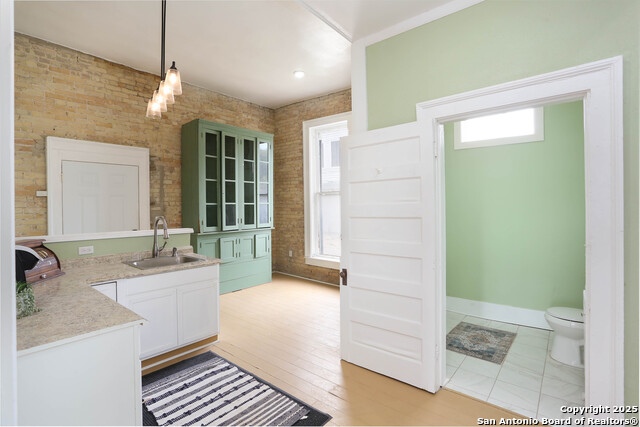Image 13 of 44 For 339 Woodlawn Avenue W