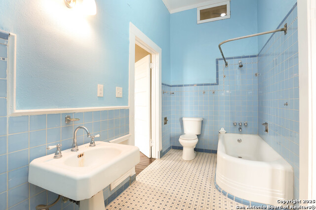Image 21 of 44 For 339 Woodlawn Avenue W