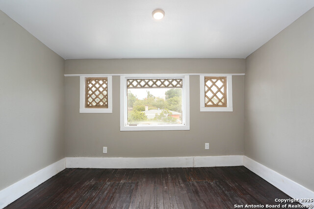 Image 38 of 44 For 339 Woodlawn Avenue W