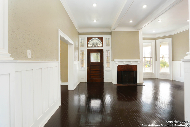 Image 7 of 44 For 339 Woodlawn Avenue W