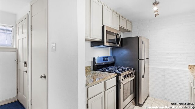 Image 3 of 11 For 408 Ira Ave  11
