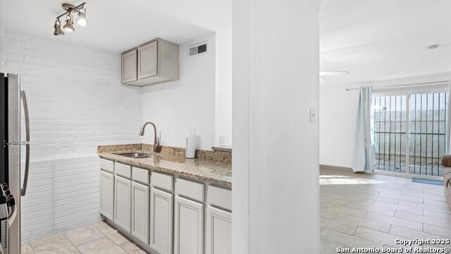 Image 4 of 11 For 408 Ira Ave  11