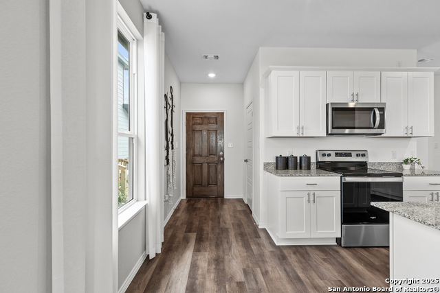 Listing photo id 9 for 13502 Windward