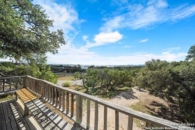 Image 2 of 27 For 809 Lakebreeze Dr