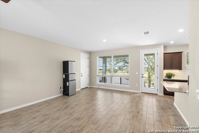 Listing photo id 25 for 344 Dancing Oak 101