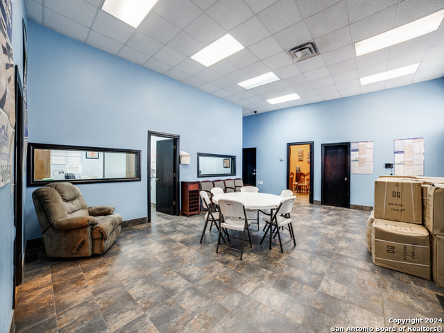 Listing photo id 8 for 10835 Gulfdale St