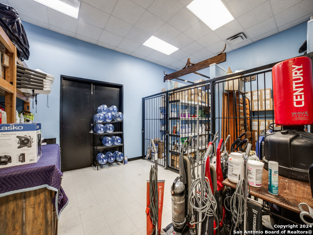 Listing photo id 10 for 10835 Gulfdale St
