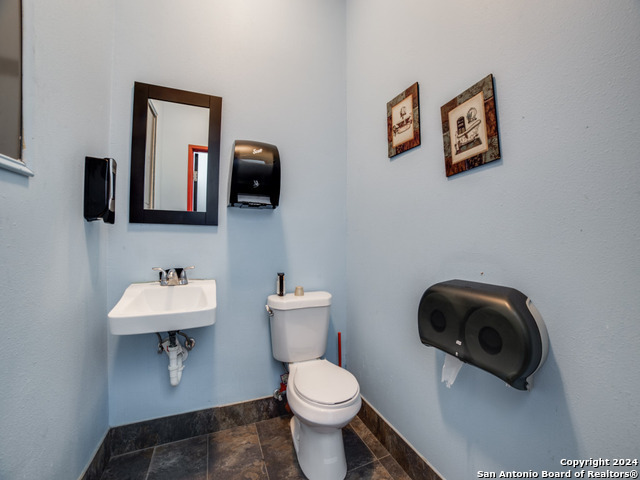Listing photo id 11 for 10835 Gulfdale St
