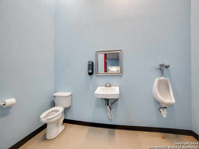 Listing photo id 13 for 10835 Gulfdale St