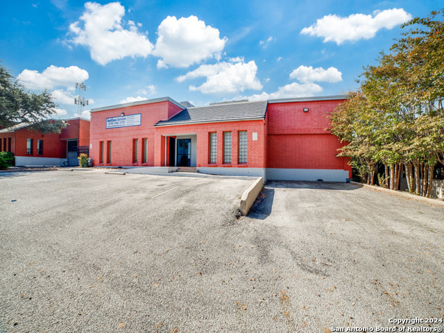 Listing photo id 1 for 10835 Gulfdale St