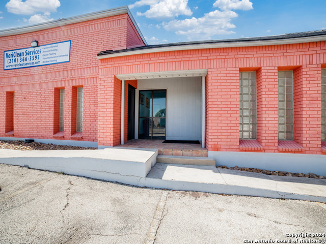 Listing photo id 2 for 10835 Gulfdale St