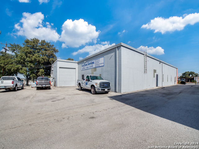 Listing photo id 4 for 10835 Gulfdale St