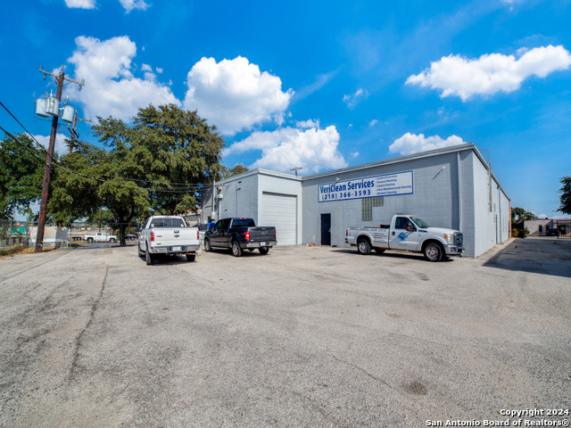 Listing photo id 5 for 10835 Gulfdale St