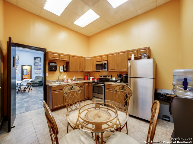 Listing photo id 7 for 10835 Gulfdale St