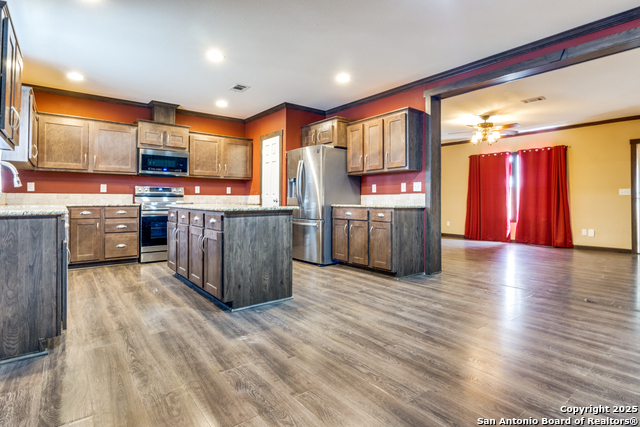 Listing photo id 8 for 175 Whisper Valley Ln S
