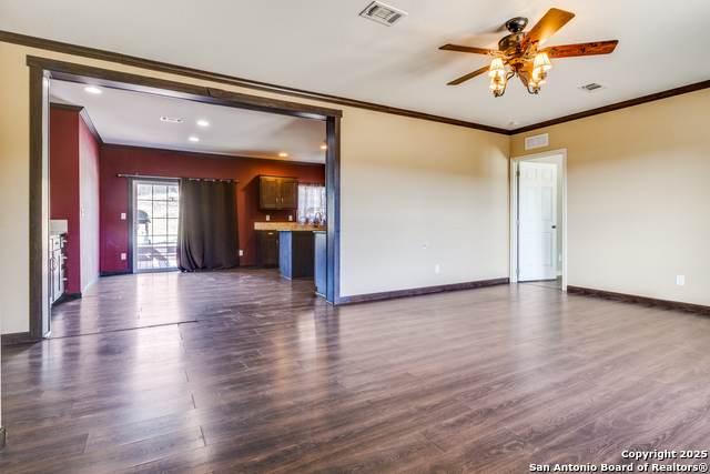 Listing photo id 2 for 175 Whisper Valley Ln S